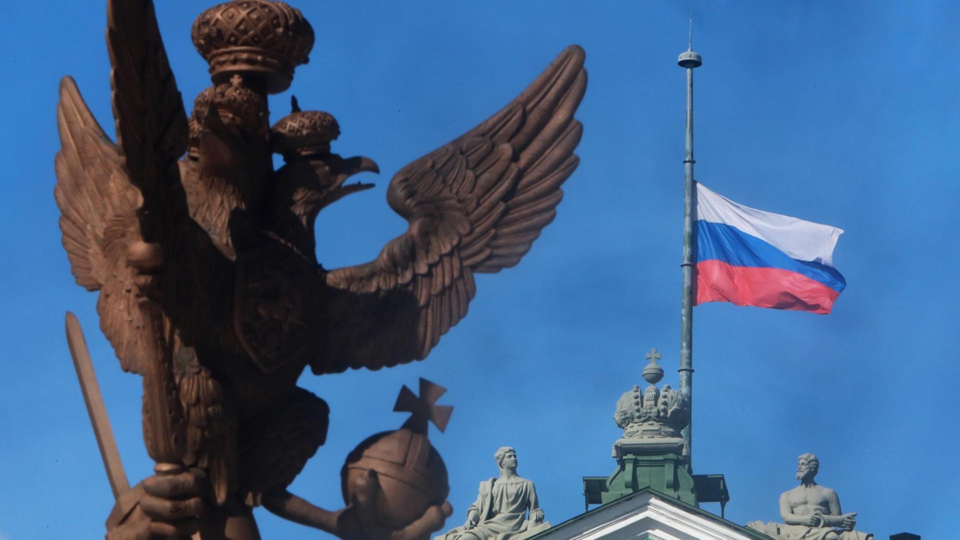 Russland: Flaggen wehen landesweit auf Halbmast, um der Opfer der Brandkatastrophe von Kemerowo zu gedenken Russland: Flaggen wehen landesweit auf Halbmast, um der Opfer der Brandkatastrophe von Kemerowo zu gedenken