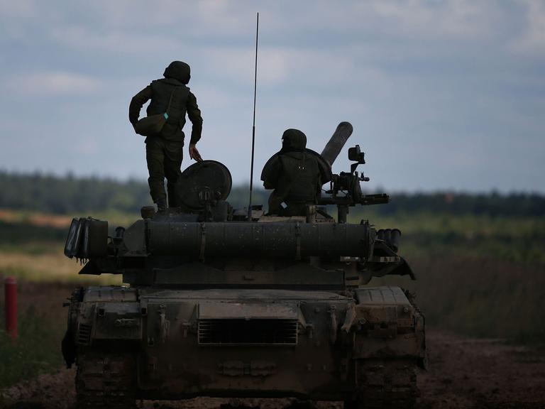 Russische Soldaten bei einem Manöver mit Panzer.