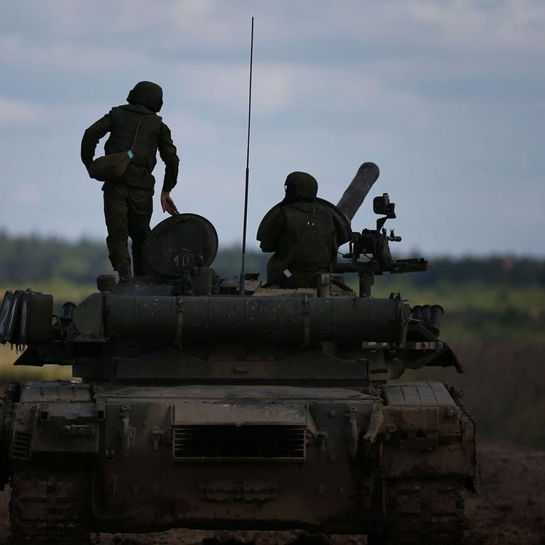 Russische Soldaten bei einem Manöver mit Panzer.