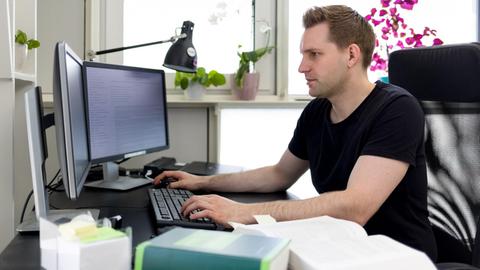 Max Schrems am Schreibtisch