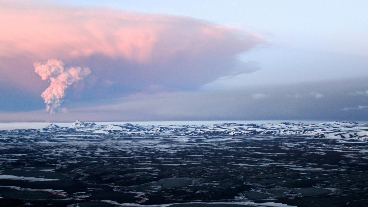 Der Vulkan Grimsvötn in Island spuckt Asche in den Himmel.