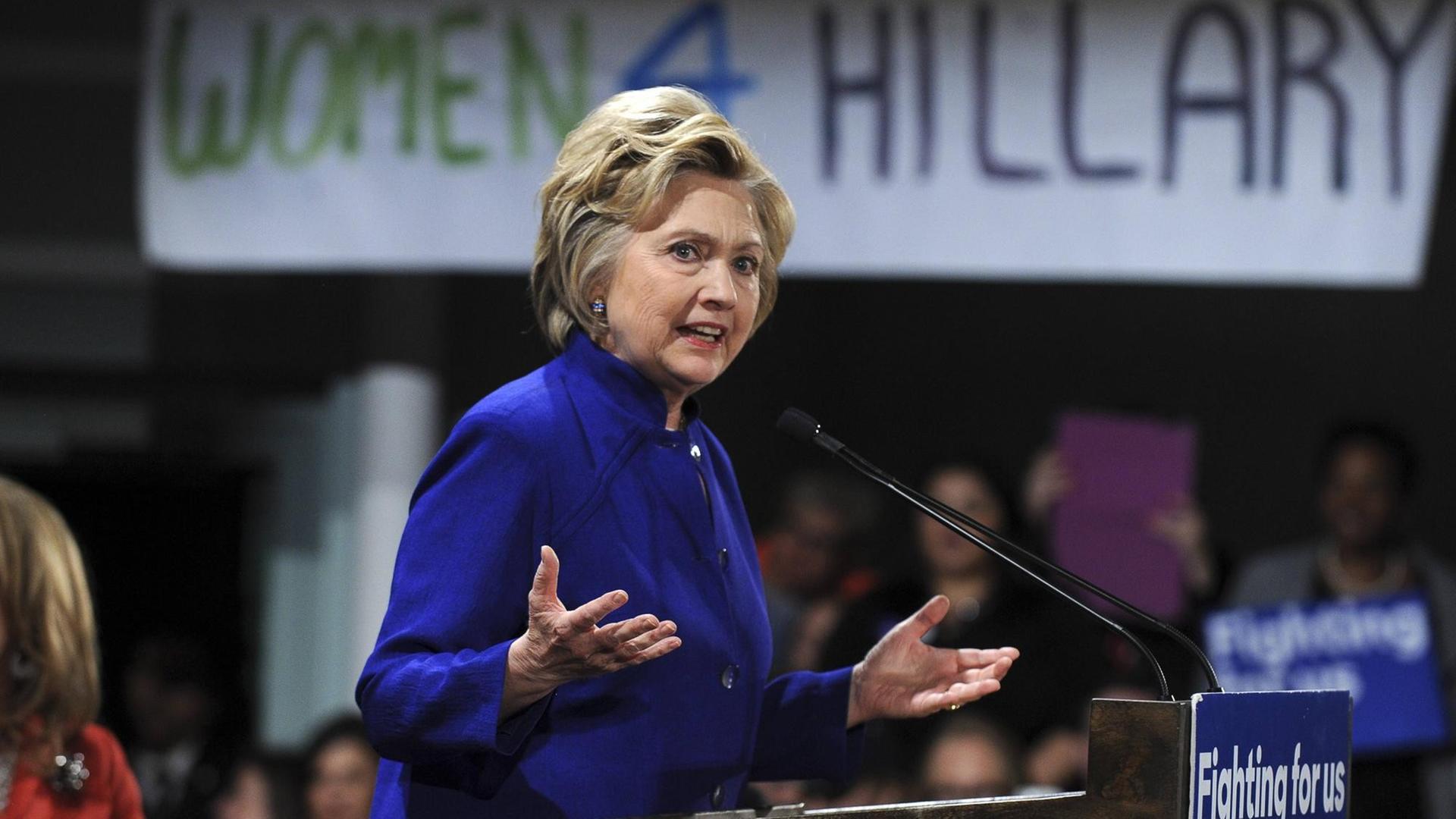 Hillary Clinton spricht auf einem "Women for Hillary"-Event.