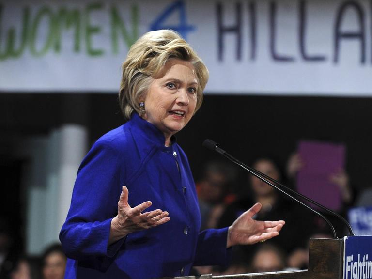 Hillary Clinton spricht auf einem "Women for Hillary"-Event.