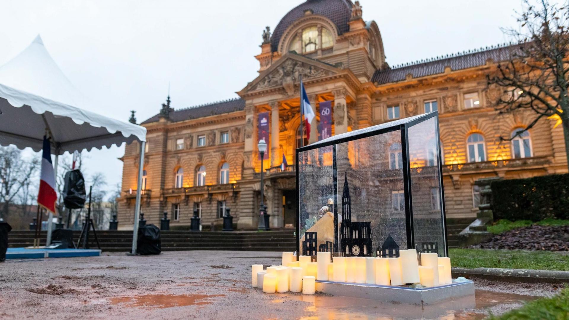 Kerzen stehen in Erinnerung an die Opfer des Attentats auf dem Weihnachtsmarkt in Straßburg am 11. Dezember 2018 vor der enthüllten Stele auf dem Place de la République. Kerzen stehen in Erinnerung an die Opfer des Attentats auf dem Weihnachtsmarkt in Straßburg am 11. Dezember 2018 vor der enthüllten Stele auf dem Place de la République.