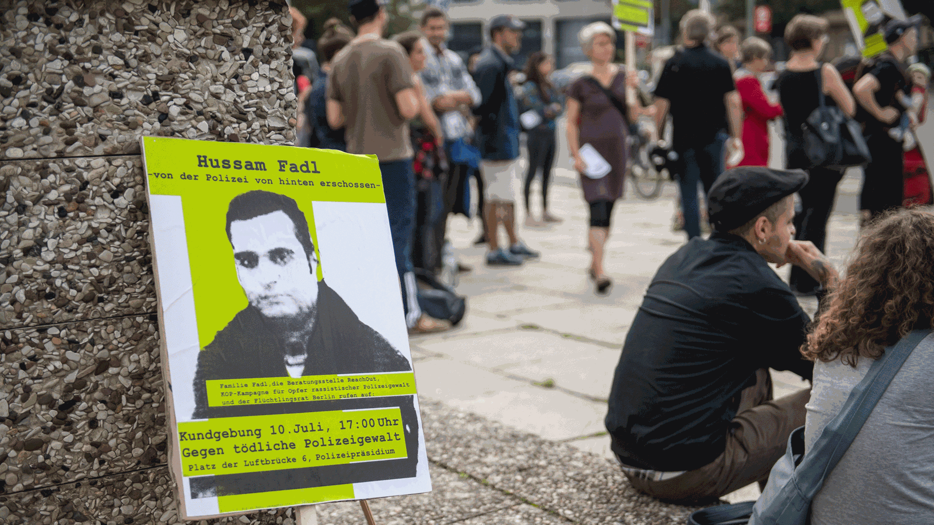 Berlin: Kundgebung vor dem Berliner Polizeipraesidium am Montag den 10. Juli 2017 anlässlich der Einstellung des Verfahrens gegen Polizisten, welche im September 2016 Hussam Fadl bei einem Polizeieinsatz auf dem Gelände einer Flüchtlingsunterkunft erschossen haben.