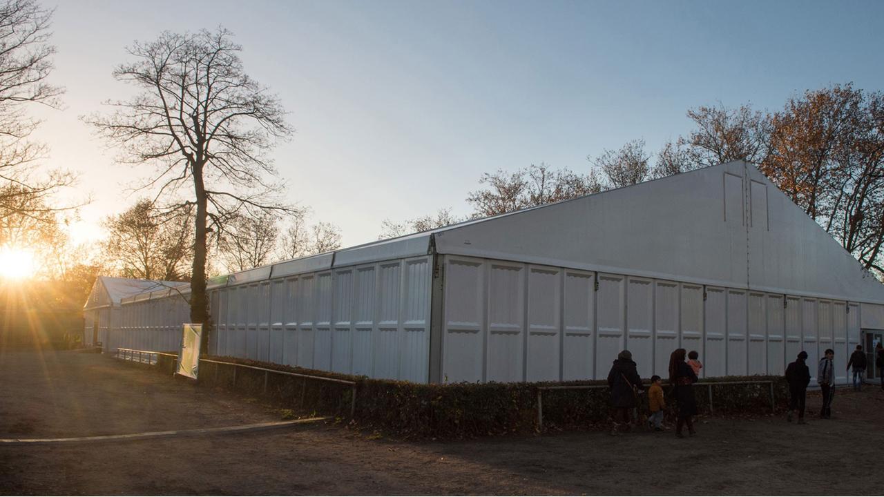 Flüchtlinge gehen in ein Zelt in der Flüchtlingsnotunterkunft im Stuttgarter Reitstadion Bad Cannstatt