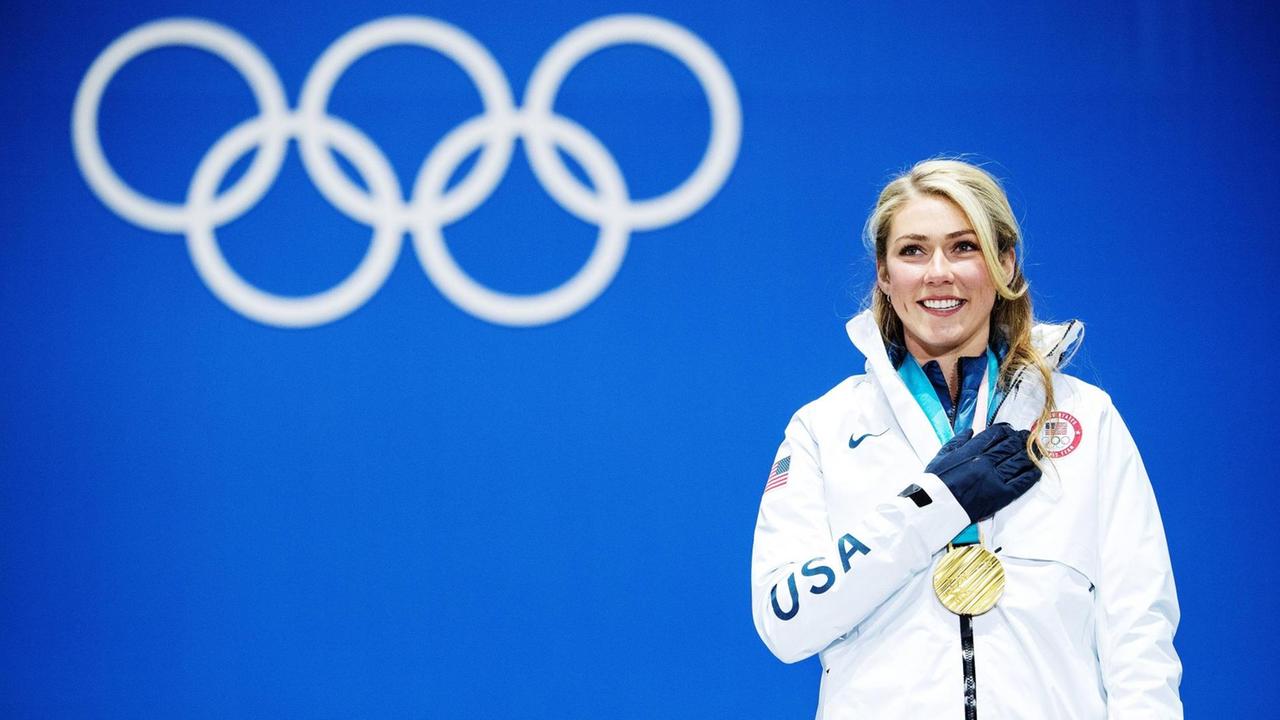 Siegerehrung in Pyeongchang: US-Skirennläuferin Mikaela Shiffrin gewinnt olympisches Gold im Riesenslalom.