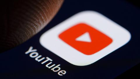 Das Logo des Videoportals YouTube auf einem Smartphone