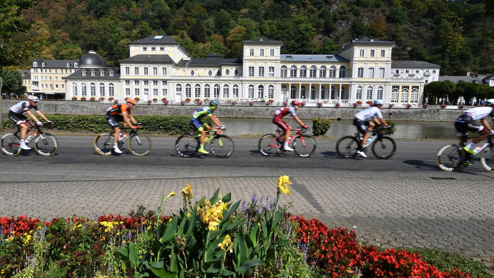 Die Rad-Fahrer sind am Kur-Haus an der Lahn in Bad Ems vorbeigefahren. Die Rad-Fahrer sind am Kur-Haus an der Lahn in Bad Ems vorbeigefahren.