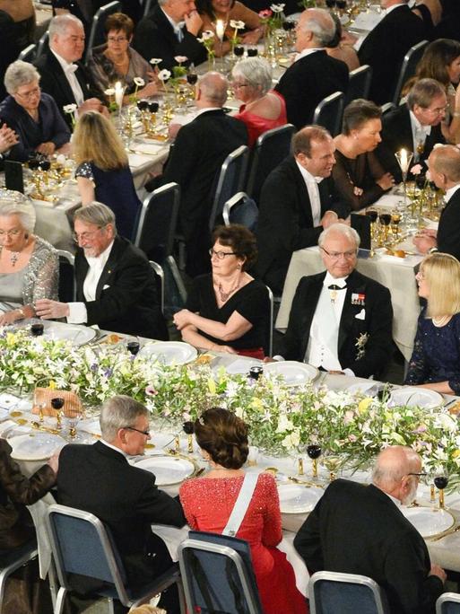 Das Foto zeigt das feierliche Bankett, das an die Übergabe der Nobelpreise in Stockholm anschließt, in der Mitte sitzt Schwedens König Carl XVI. Gustaf.