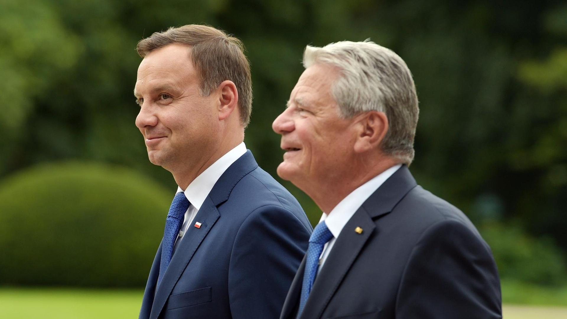 Polens Präsident Andrzej Duda (l) wird durch Bundespräsident Joachim Gauck im Garten des Schlosses Bellevue in Berlin mit militärischen Ehren empfangen.