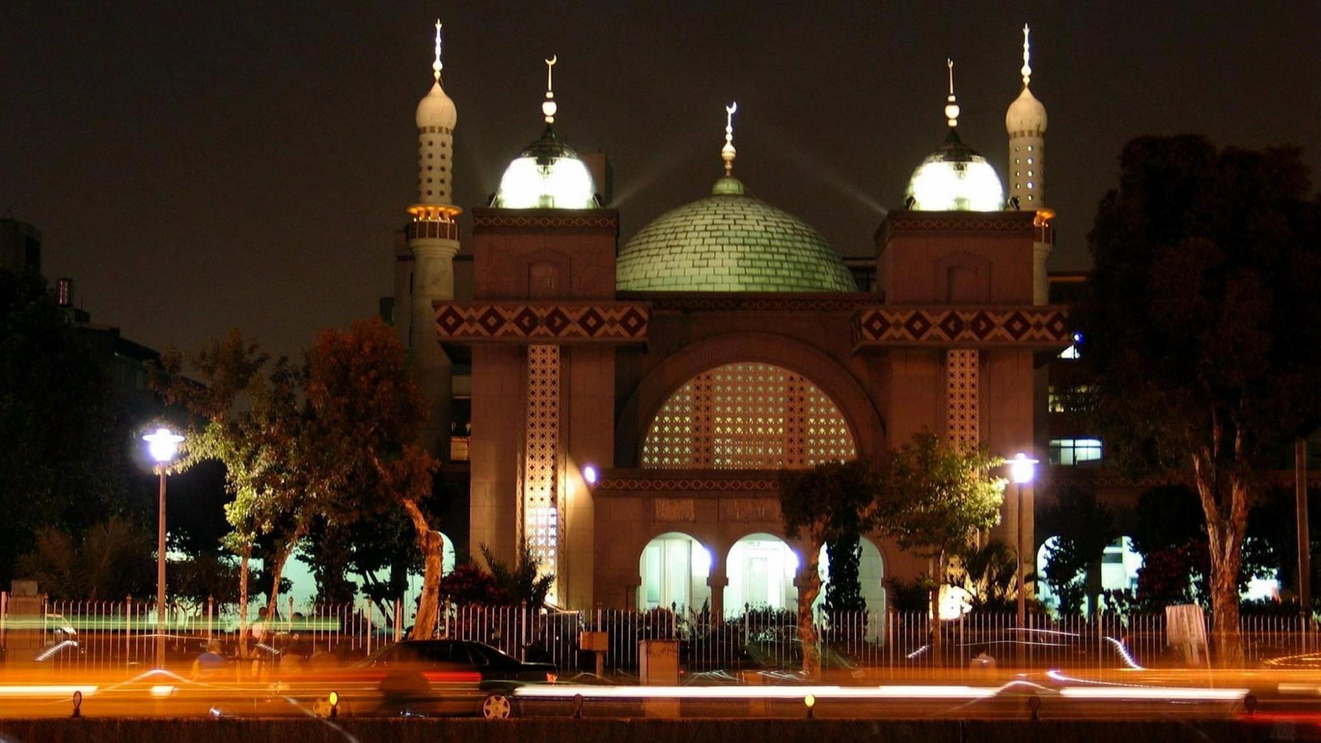 Die nächtlich erleuchtete Große Moschee in Taipeh am Abend