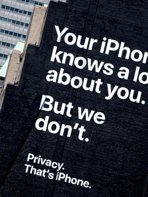 Die Aufschrift "Your iPhone knows a lot about you. But we don't." steht auf einer Hauswand in Manhattan.