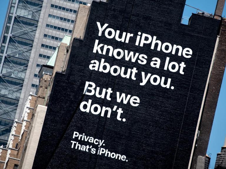 Die Aufschrift "Your iPhone knows a lot about you. But we don't." steht auf einer Hauswand in Manhattan.