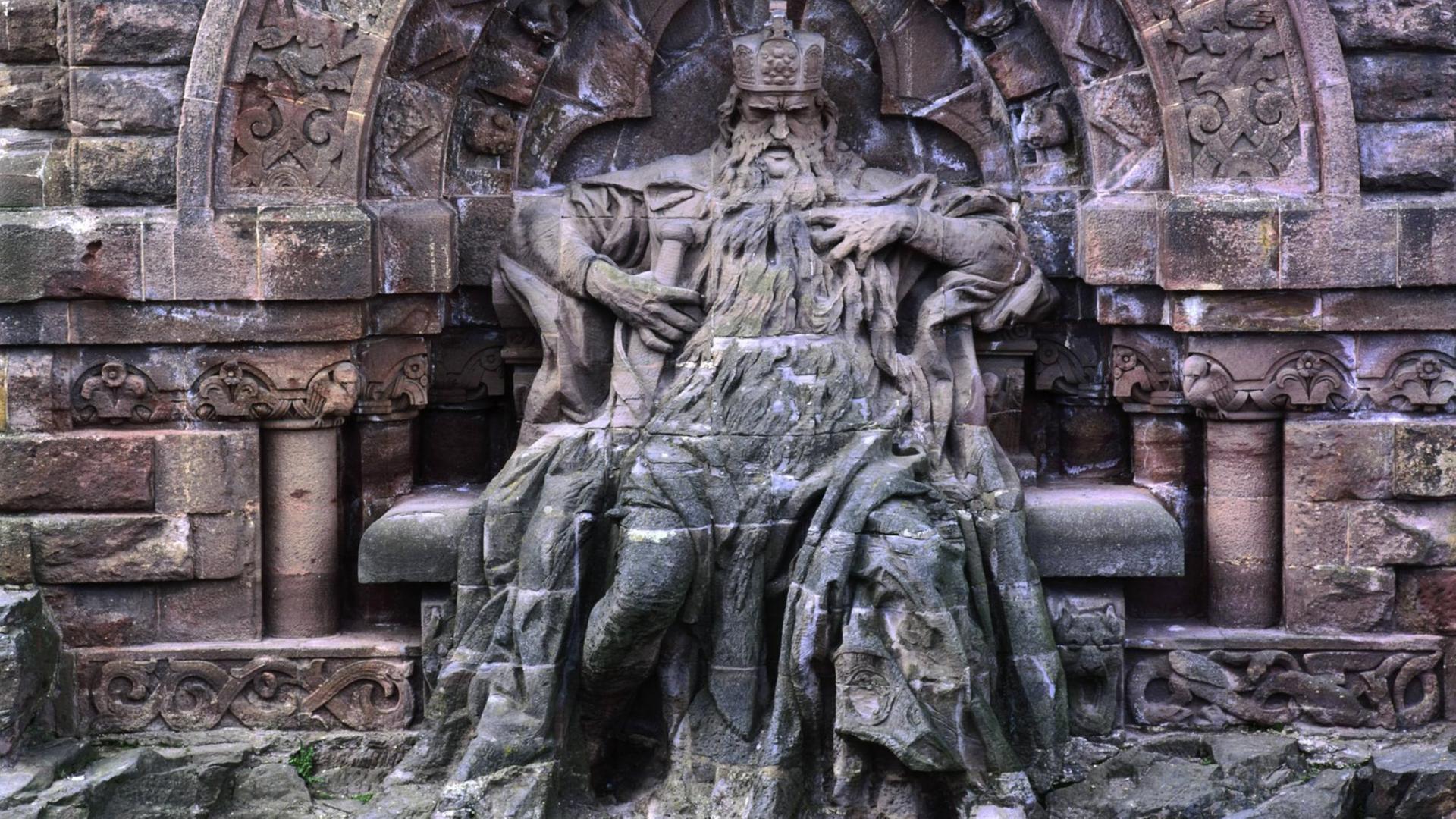 Die Skulptur am Kyffhäuser-Denkmal zeigt Kaiser Friedrich I. Barbarossa.