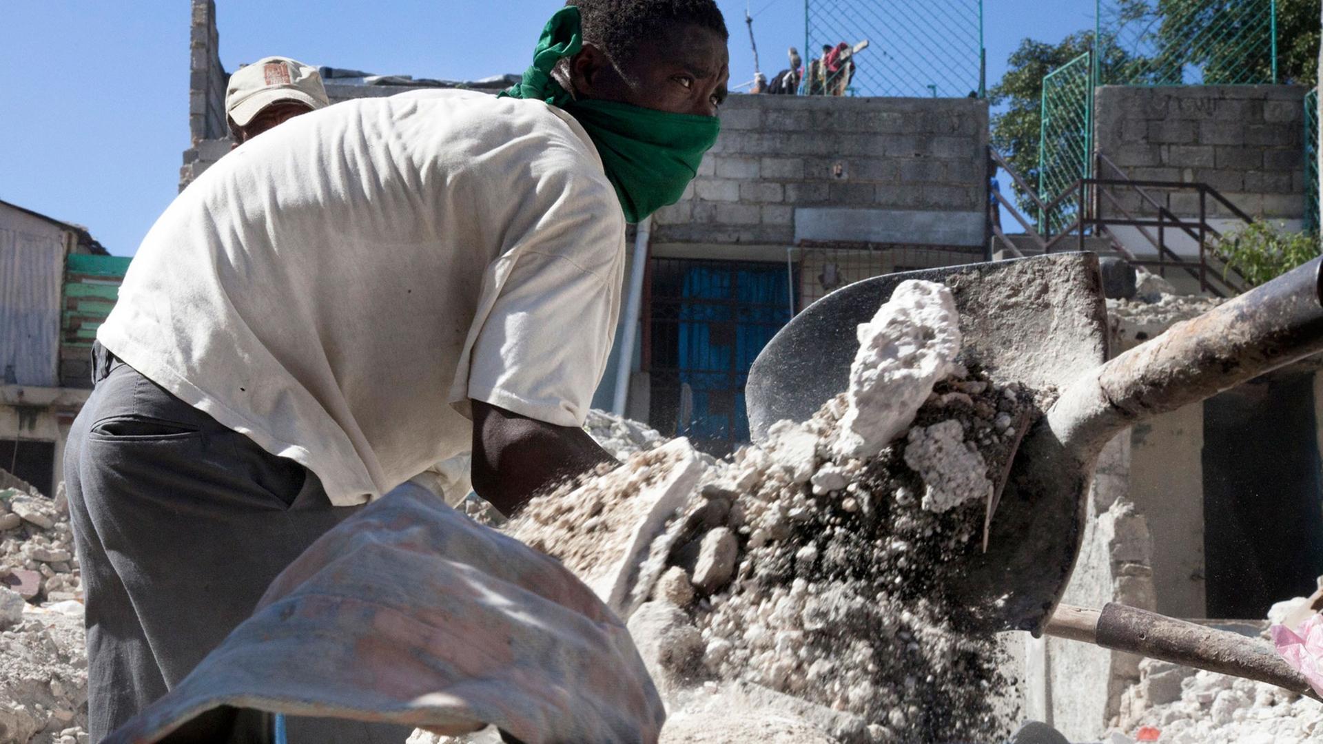 Aufräumarbeiten in Port au Prince nach dem Erdbeben auf Haiti im Januar 2010.