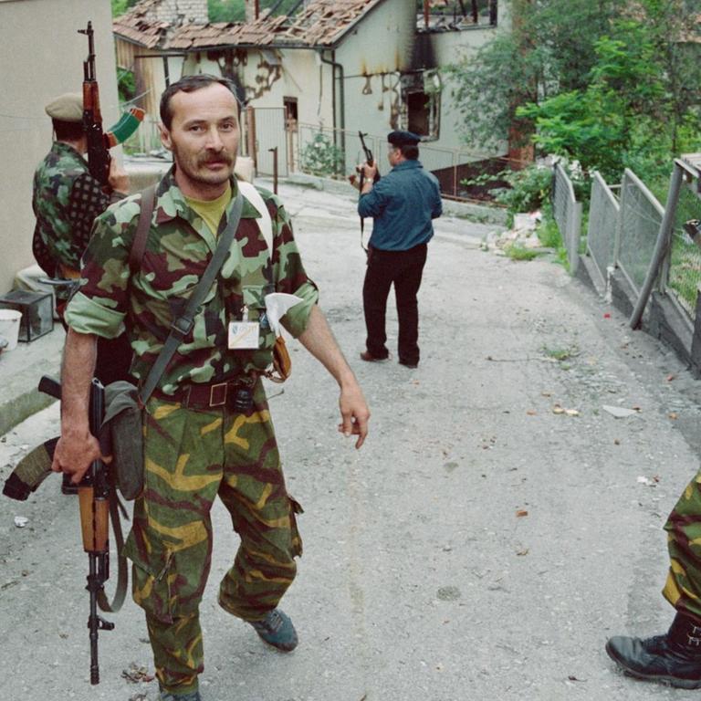 Bosnische Kämpfer in Sarajevo zu Beginn des Bosnienkrieges 1992