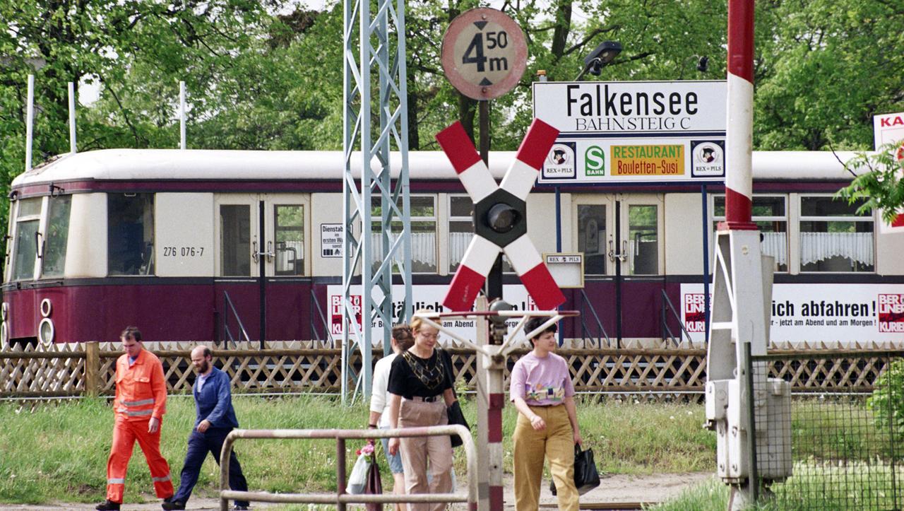 Kein planmäßiger Zug macht in Falkensee Station. Ein umtriebiger Geschäftsmann hat lediglich einen abgestellten Viertelzug zu einem Restaurant umgebaut und erwartet seine Gäste. Foto: Karlheinz Schindler +++(c) dpa - Report+++