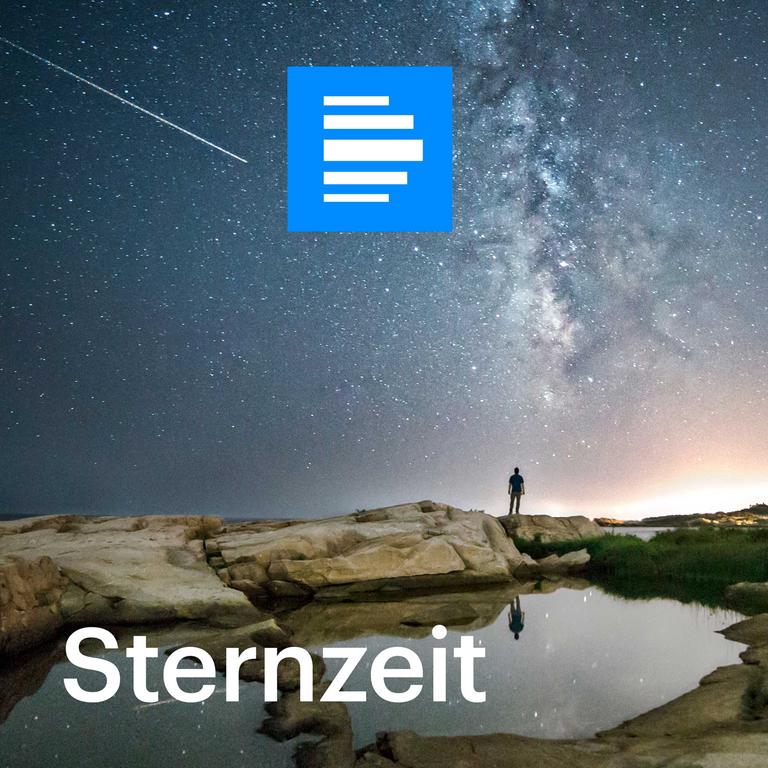 Der Schriftzug "Sternzeit" und das Logo des Deutschlandfunk vor dem Bild eines Sternenhimmels