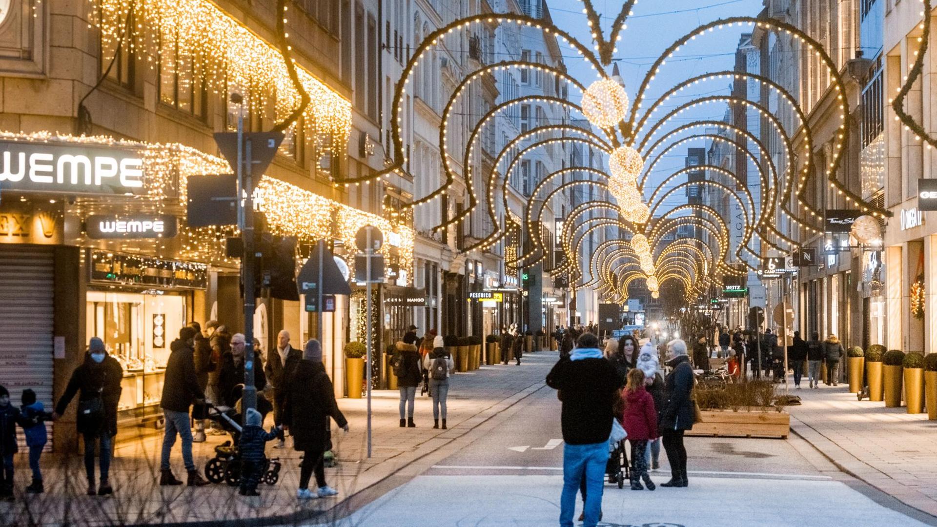 Einzelhandel in der weihnachtlich beleuchteten Hamburger Innenstadt.