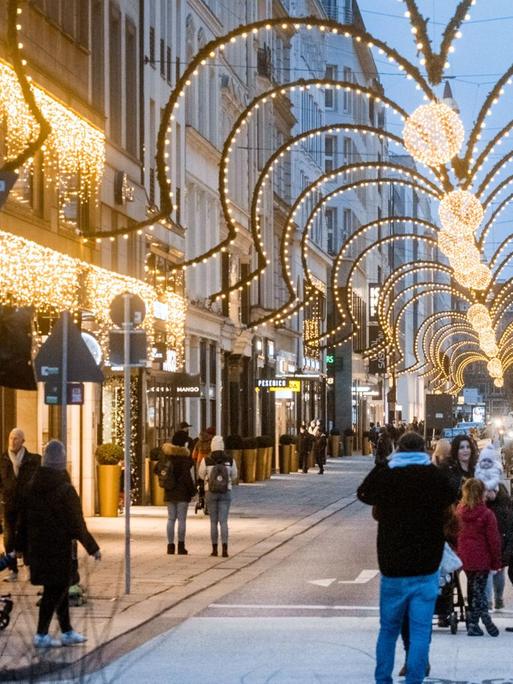 Einzelhandel in der weihnachtlich beleuchteten Hamburger Innenstadt.