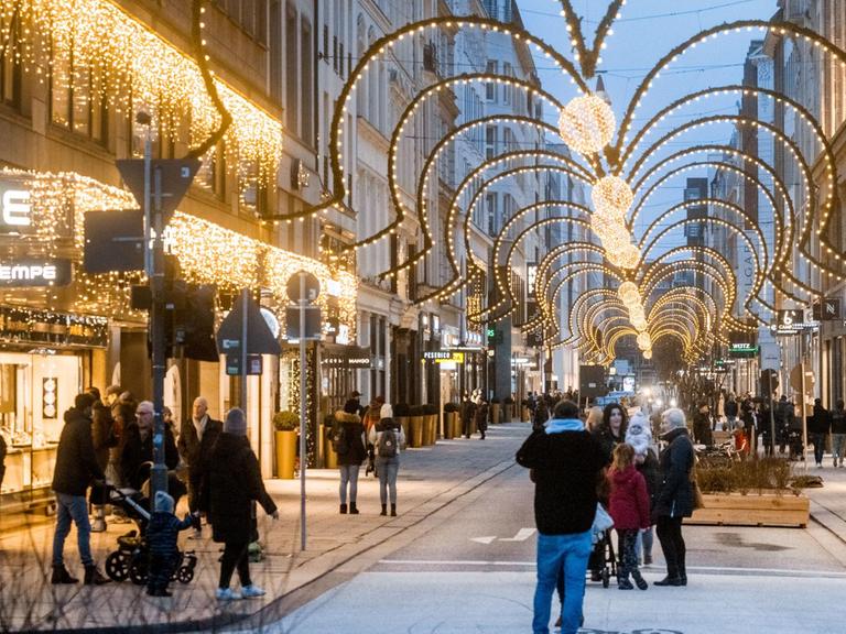 Einzelhandel in der weihnachtlich beleuchteten Hamburger Innenstadt.