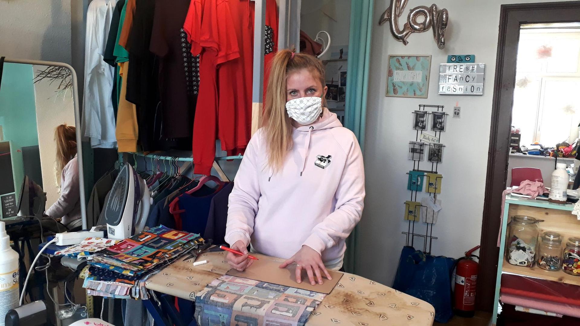 Ladenbesitzerin in einem kleinen Bekleidungsgeschäft in Leipzig Ladenbesitzerin in einem kleinen Bekleidungsgeschäft in Leipzig