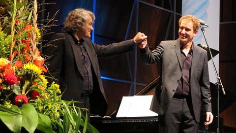 Der Bass Tareq Nazmi (re.) und der Pianist Gerold Huber (li.) stehen auf der Bühne und bedanken sich für den Applaus.
