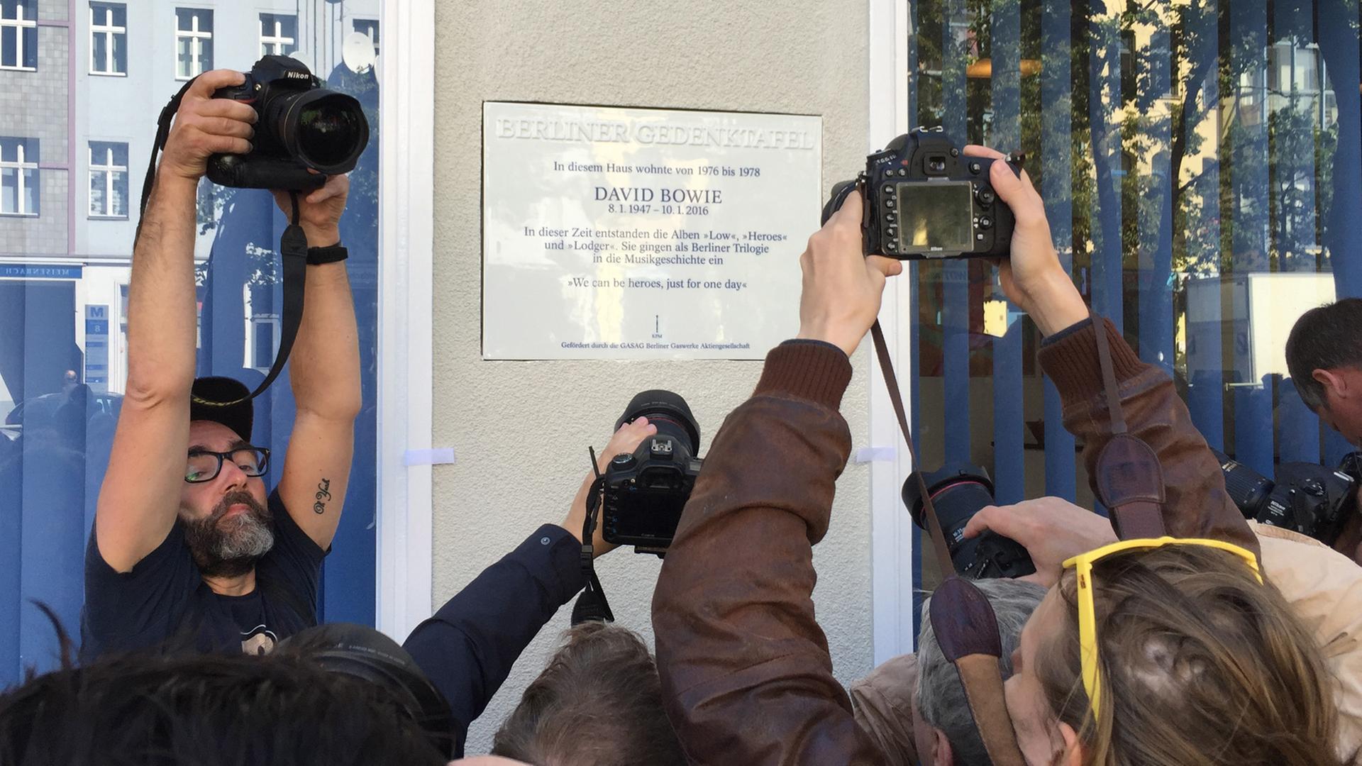 Eine Gedenktafel an seinem früheren Wohnhaus erinnert an der Hauptstraße 155 in Berlin-Schöneberg an David Bowie.