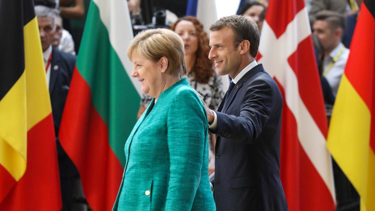 Merkel und Macron gehen an vielen Länder-Fahnen vorbei