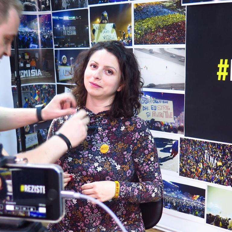 Mit Handykameras und Facebook-Übertragung will die Bukarester Aktivistengruppe Rezistenta eine Gegenöffentlichkeit schaffen