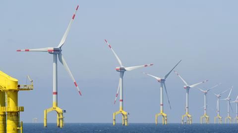 Die Aufnahme vom 07.06.2013 zeigt das Baufeld mit sich teilweise schon in Betrieb befindenden Windkrafträdern im Baufeld zum Offshore-Windenergiepark "BARD Offshore 1" ungefähr 1oo km vor der ostfriesischen Insel Borkum (Niedersachsen).   Foto: Ingo Wagne