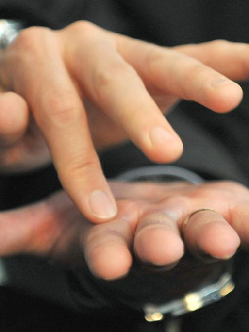 Berührung der Handfläche mit einem Finger