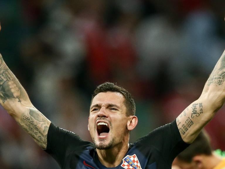 Der kroatische Fußballnationalspieler Dejan Lovren jubelt nach einem erfolgreichen WM-Spiel