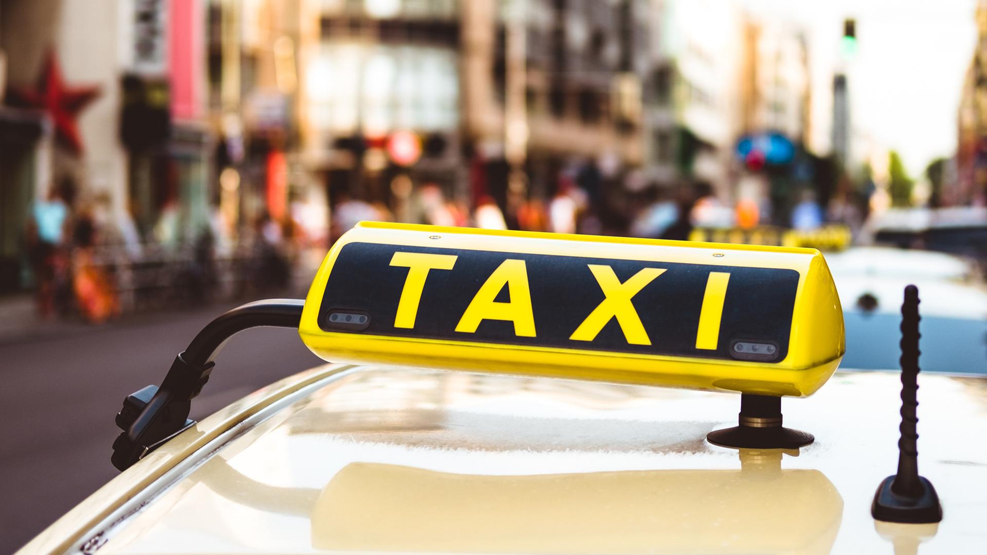 Ein Taxi in der Berliner Friedrichstraße.