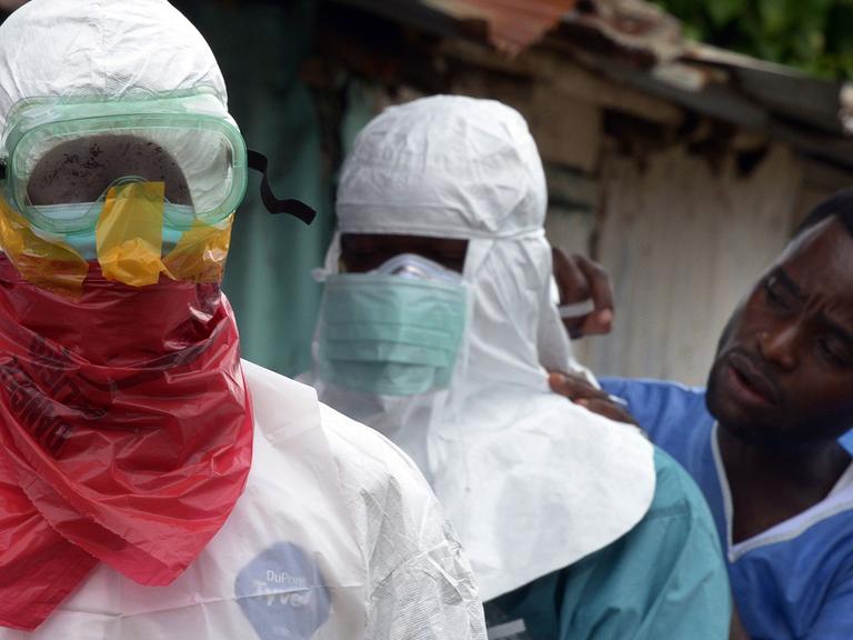 Ärzte in Liberias Hauptstadt Monrovia ziehen sich Schutzanzüge an, um mit Ebola infizierte Patienten zu behandeln.