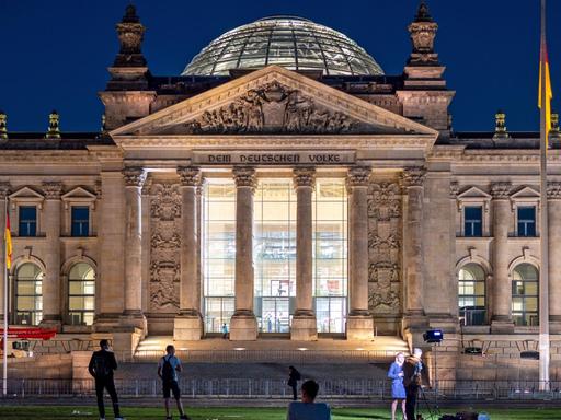 Das Reichstagsgebäude, der Sitz des Bundestag, steht in der Abenddämmerung, nachdem die Wahllokale bei der Bundestagswahl geschlossen haben und die ersten Hochrechnungen veröffentlich worden sind.