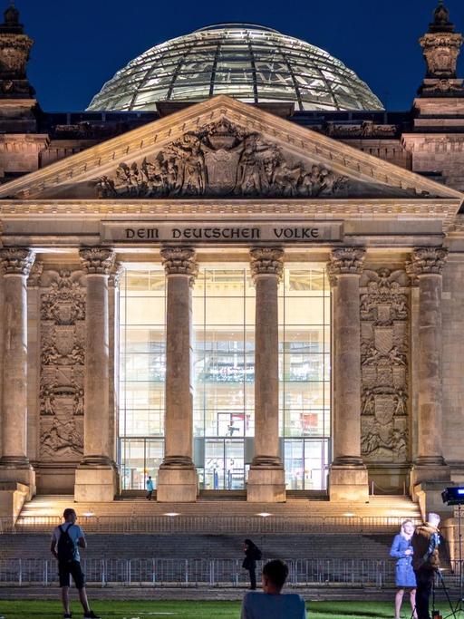 Das Reichstagsgebäude, der Sitz des Bundestag, steht in der Abenddämmerung, nachdem die Wahllokale bei der Bundestagswahl geschlossen haben und die ersten Hochrechnungen veröffentlich worden sind.