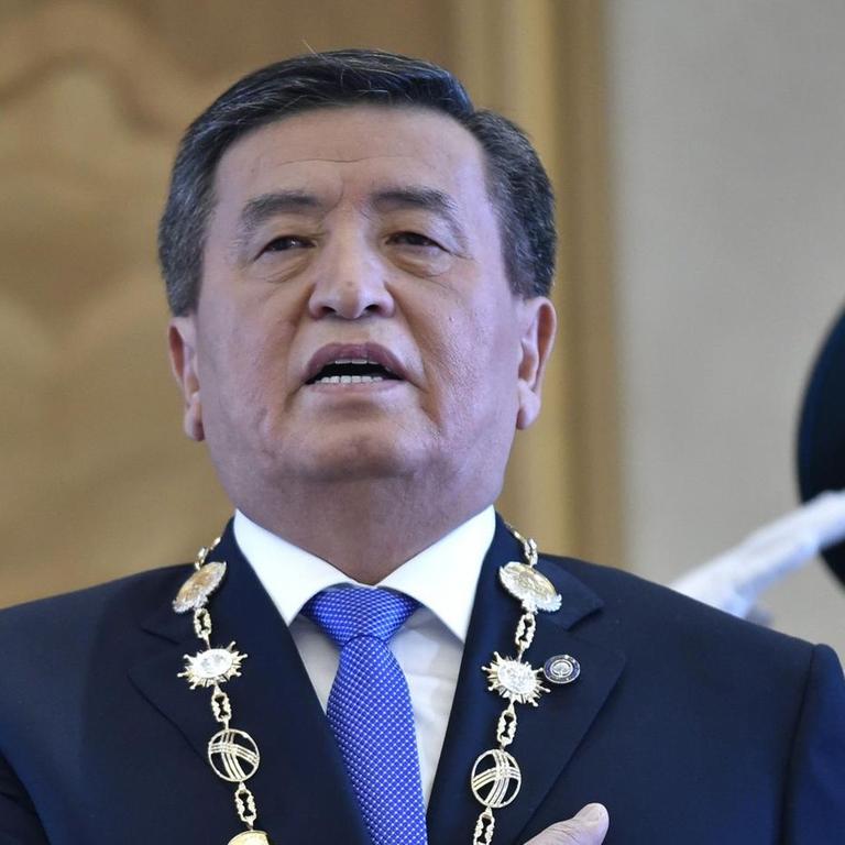 Kirgistan, Bishkek: Sooronbaj Dscheenbekow, damals designierter Präsident von Kirgistan, singt während seiner Amtseinführung die Nationalhymne.