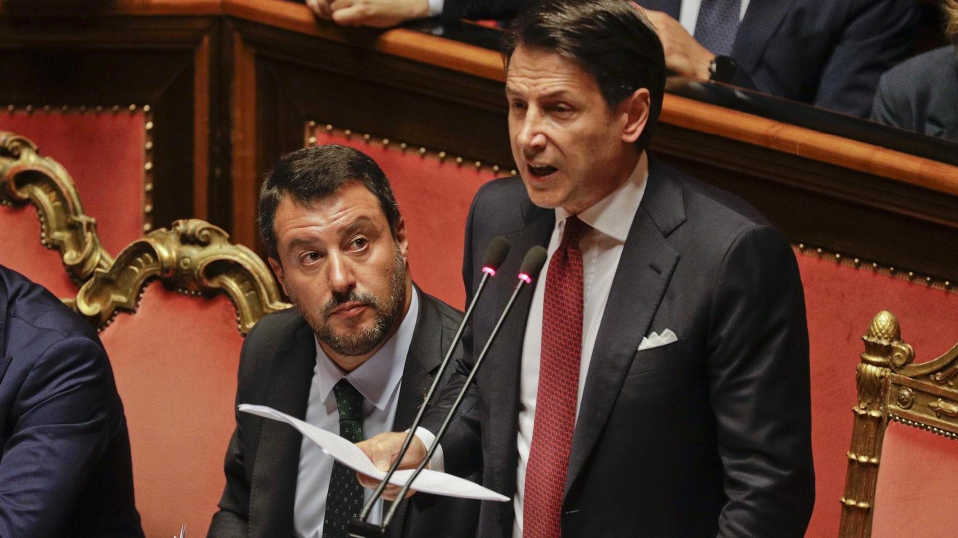 Giuseppe Conte hat im Senat gesagt: Ich höre auf. Neben ihm sitzt Matteo Salvini.