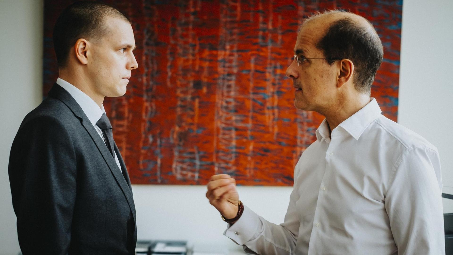 Franz Hartwig als Jan Marsalek und Christoph Maria Herbst als Markus Braun in dem Doku-Drama "Der große Fake. Die Wirecard-Story".