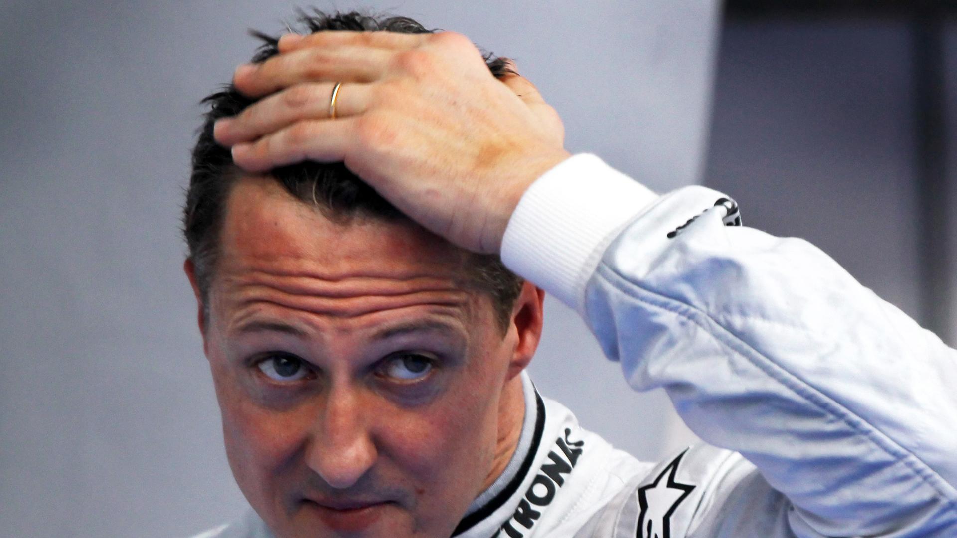 Michael Schumacher schaut skeptisch in eine Kamera eines Fotografen