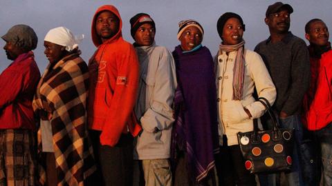 Simbabwer stehen Schlange bei den Präsidentschaftswahlen 2013 in einem Vorort der Hauptstadt Harare.