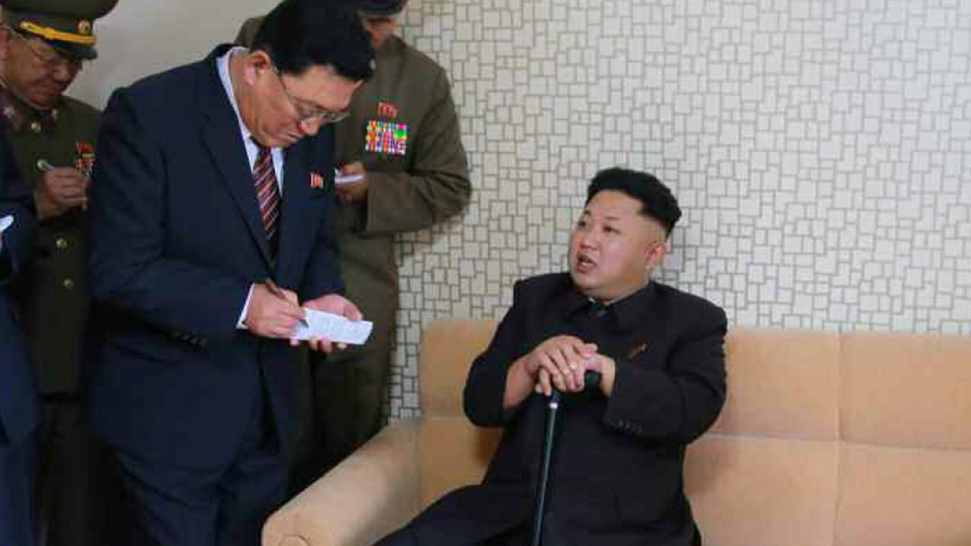 Kim Jong-Un wurde mit einem Gehstock gezeigt