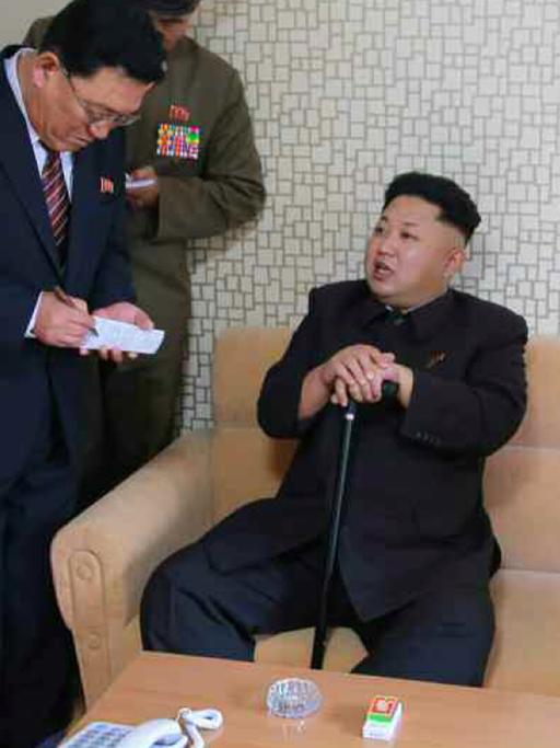 Kim Jong-Un wurde mit einem Gehstock gezeigt