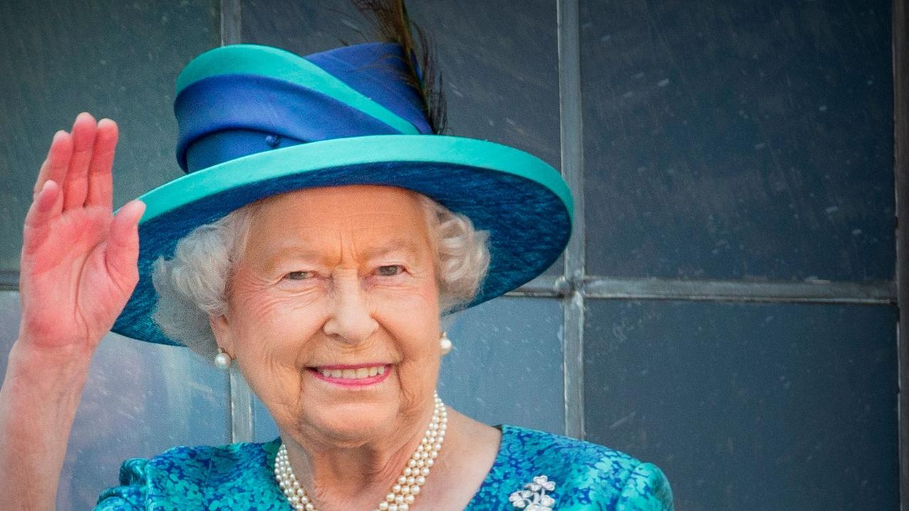 Queen Elizabeth II., aufgenommen am 26.6.2015 vor dem Frankfurter Rathaus während ihres Staatsbesuch in Deutschland Queen Elizabeth II., aufgenommen am 26.6.2015 vor dem Frankfurter Rathaus während ihres Staatsbesuch in Deutschland
