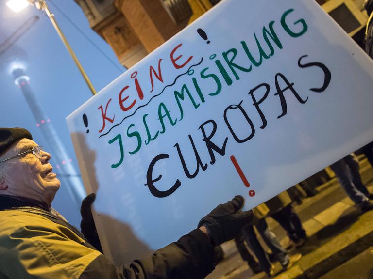 Etwa 200 Anhänger des Berliner Ablegers der Pegida-Bewegung, Baergida, versammelten sich am 5. Januar 2015 in Berlin zu einer Demonstration gegen eine angebliche Islamisierung Deutschlands. Ein Anhänger des Berliner Ablegers der Pegida-Bewegung, Baergida, hält ein Schild mit der Aufschrift: "Keine Islamisirung Europas"