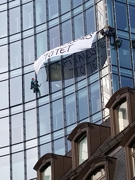 Blockupy-Proteste gegen die EZB: Aktivisten befestigen ein Transparent mit der Aufschrift "Kapitalismus tötet" an der Fassade des Hochhauses Skyper