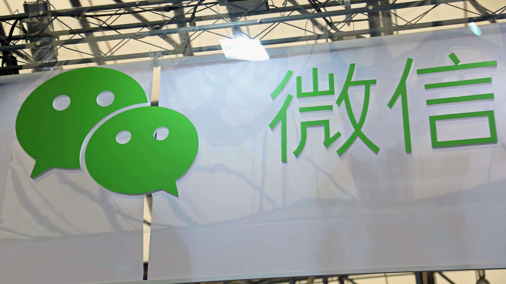 Das Logo der App WeChat auf einem Banner während einer Ausstellung in der chinesischen Metropole Shanghai
