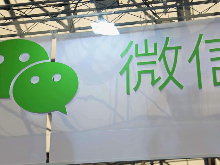 Das Logo der App WeChat auf einem Banner während einer Ausstellung in der chinesischen Metropole Shanghai